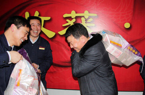 房企年会麻袋装钱    员工年终奖如何缴税(图)插图