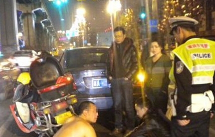 男子脱衣下跪求女司机原谅追尾 酒后驾车还得罚(图)插图
