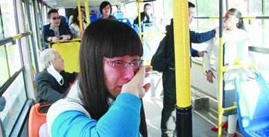 女孩抱怨让座遭殴   该为公交让座立法吗(图)插图