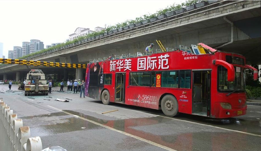南宁双层公交车被“削顶” 28人受伤谁负责(图)插图