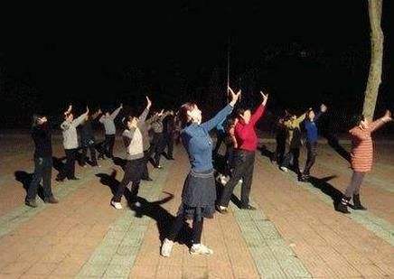 广场舞大妈争地盘 小区公共区域使用权归谁插图