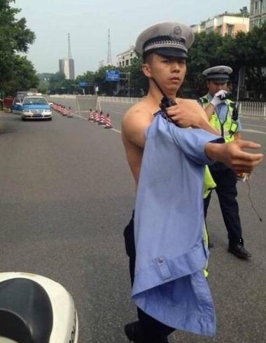 脱衣骂人交警被开除  辅警与协警的区别(图)插图